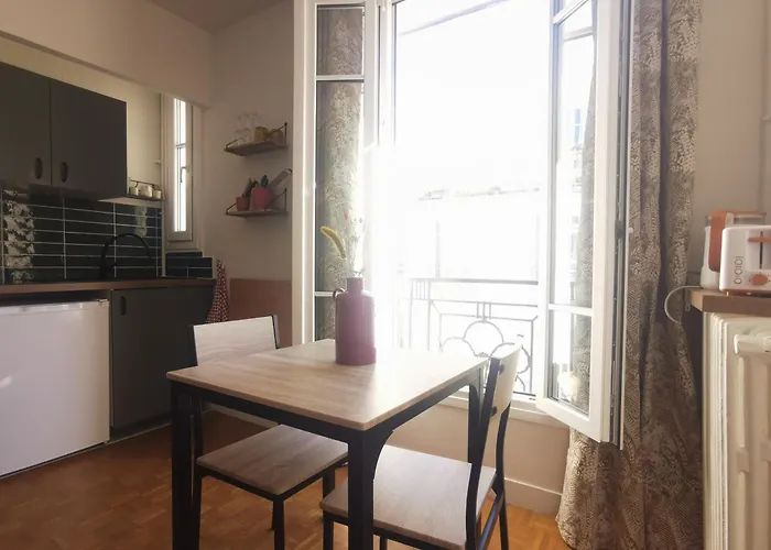 Lovely And Bright In Montmartre Apartment Paris