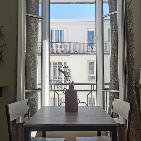 Lovely And Bright In Montmartre パリ